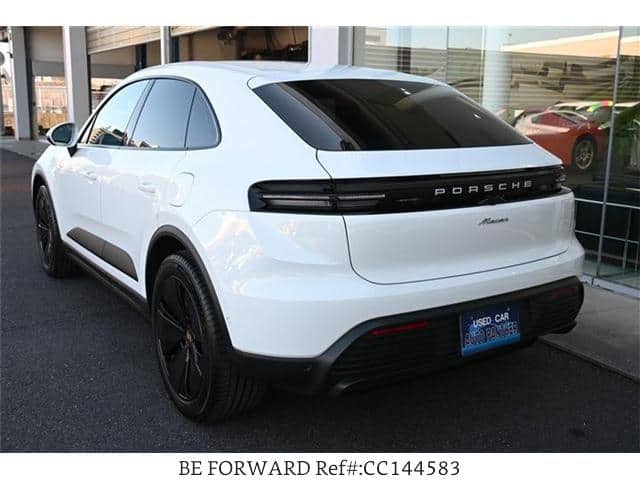 2025 Porsche MACAN — Photo 3